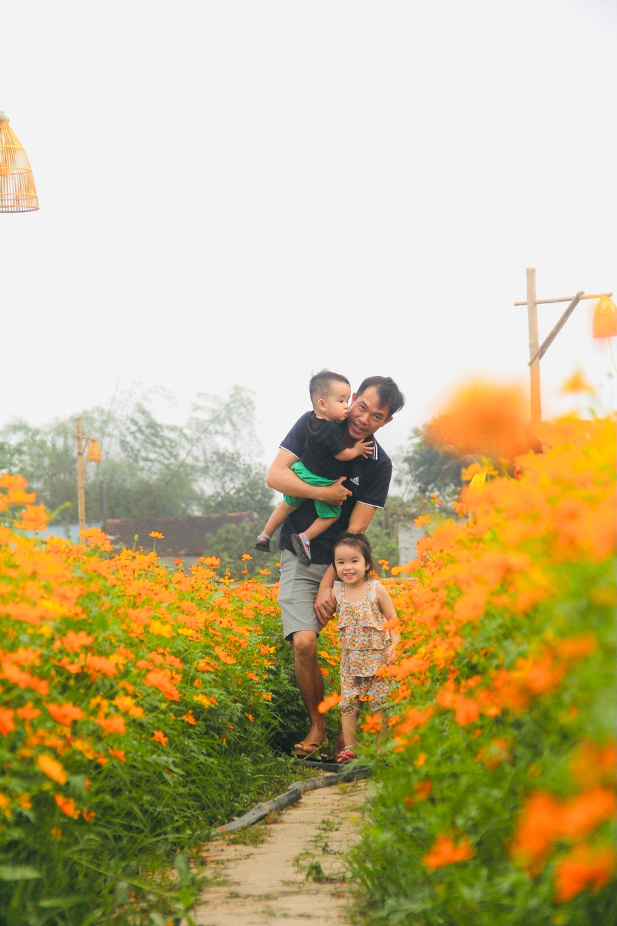 Nhiều phụ huynh tranh thủ cuối tuần đưa con đến tham quan và lưu giữ những hình ảnh đẹp. Nhiều phụ huynh tranh thủ cuối tuần đưa con đến tham quan và lưu giữ những hình ảnh đẹp.