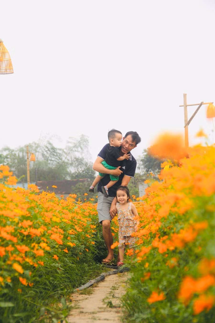 Nhiều phụ huynh tranh thủ cuối tuần đưa con đến tham quan và lưu giữ những hình ảnh đẹp.