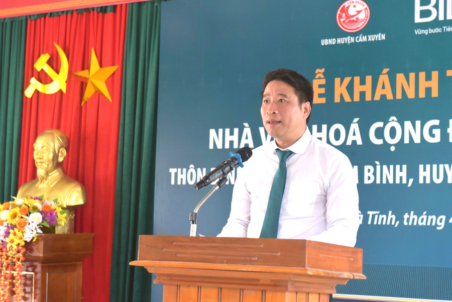 Ông Trần Phương - Phó Tổng Giám đốc BIDV – Phát biểu tại buổi Lễ khánh thành tại thôn Bình Minh, xã Cẩm Bình, huyện Cẩm Xuyên.