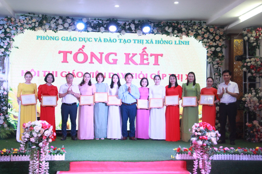 BTC đã công nhận và trao chứng nhận 103 Giáo viên dạy giỏi cấp thị xã và...