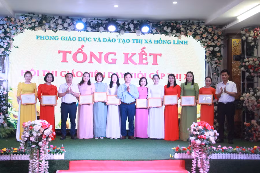 BTC đã công nhận và trao chứng nhận 103 Giáo viên dạy giỏi cấp thị xã và...