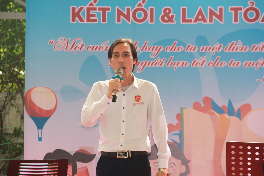 Thầy giáo Trần Hải Ngọc - Hiệu trưởng trường Hội nhập quốc tế iSchool Hà Tĩnh phát biểu khai mạc tại ngày hội sách. Thầy giáo Trần Hải Ngọc - Hiệu trưởng trường Hội nhập quốc tế iSchool Hà Tĩnh phát biểu khai mạc tại ngày hội sách.