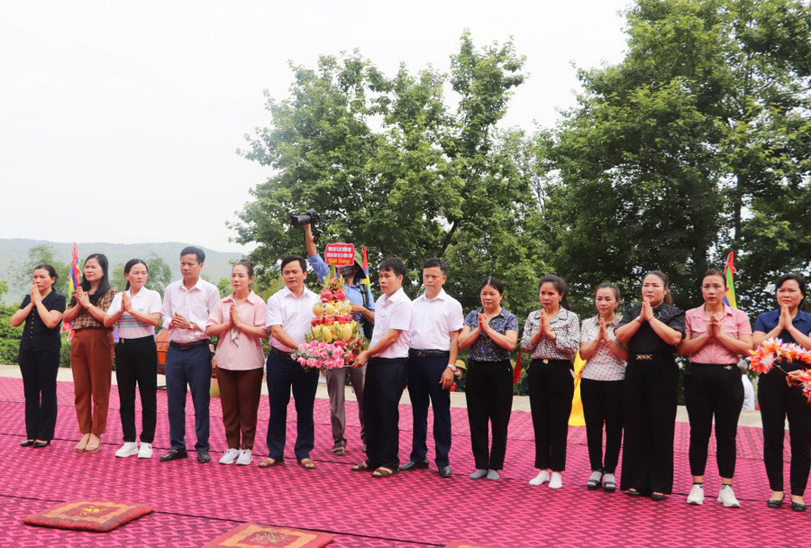 Ngành Giáo dục thị xã Hồng Lĩnh dâng hương tại Khu di tích lịch sử văn hóa Đại Hùng nhân dịp Đại lễ.