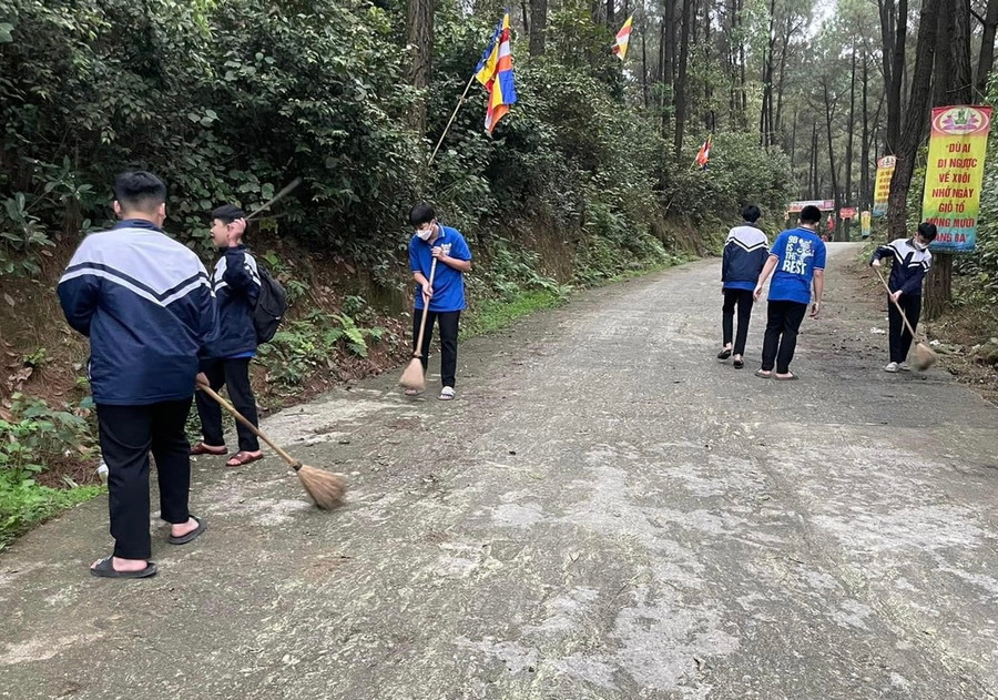 Học sinh Trường Tiểu học và THCS Đậu Liêu dọn dẹp vệ sinh khu di tích chuẩn bị cho Đại lễ Giỗ Tổ Vua Hùng.