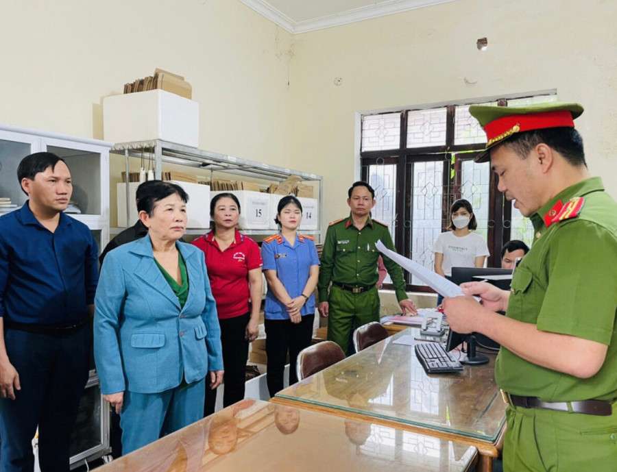Cơ quan chức năng tống đạt các quyết định đối với Thái Thị Bé (Ảnh: CA Hà Tĩnh).