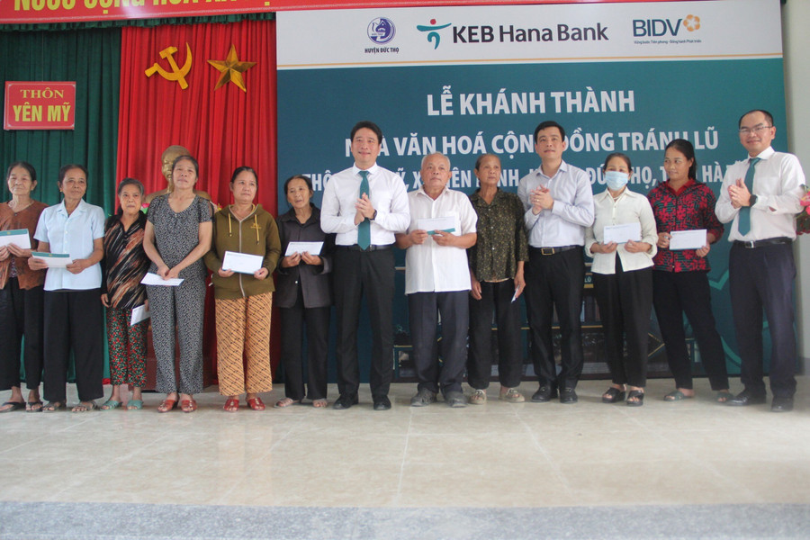 BIDV tặng quà cho các hộ dân có hoàn cảnh khó khăn trên địa bàn huyện Đức Thọ.