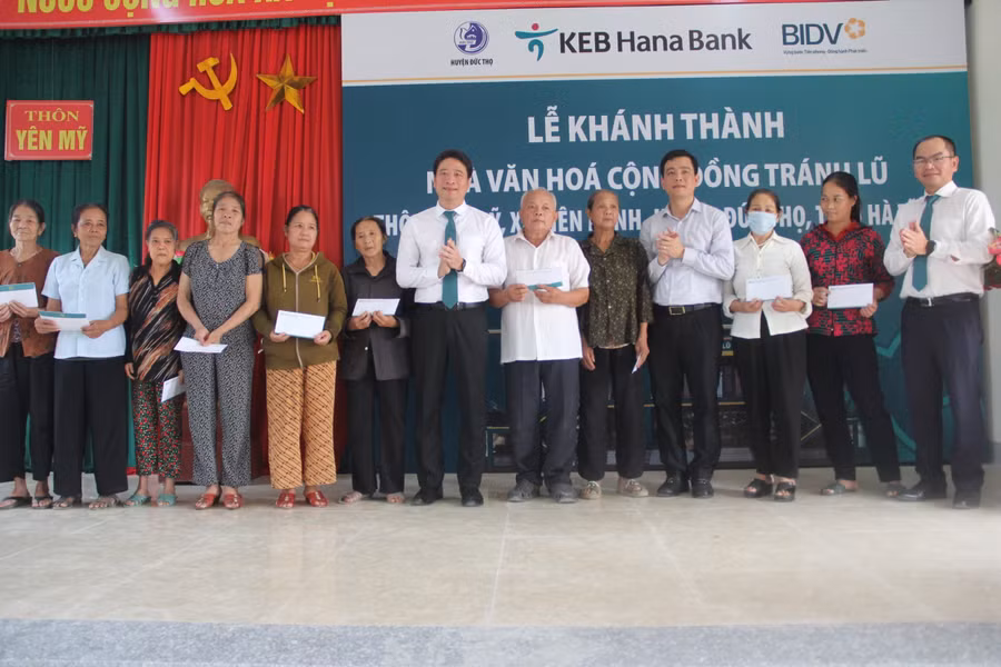 BIDV tặng quà cho các hộ dân có hoàn cảnh khó khăn trên địa bàn huyện Đức Thọ.