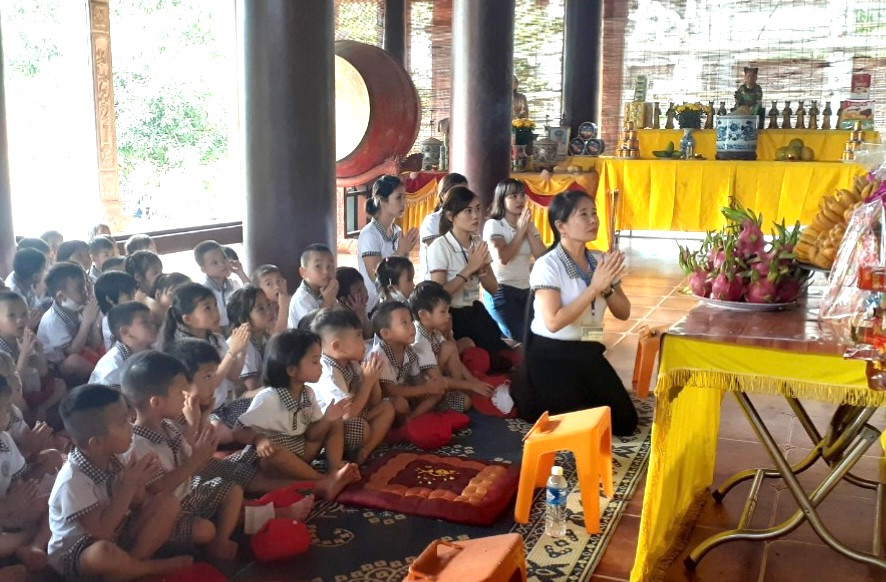 Cô trò Trường Mầm non Thuận Lộc trải nghiệm và dâng lễ tại khu Di tích lịch sử văn hóa Đại Hùng (thị xã Hồng Lĩnh, Hà Tĩnh).