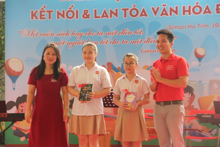 Giải thưởng Thuyết trình về sách, BTC đã trao thưởng cho 2 học sinh có phần thể hiện xuất sắc nhất. Ngoài ra, BTC cũng trao thưởng cho 3 học sinh đạt giải đọc sách và viết nhật ký tốt. Giải thưởng Thuyết trình về sách, BTC đã trao thưởng cho 2 học sinh có phần thể hiện xuất sắc nhất. Ngoài ra, BTC cũng trao thưởng cho 3 học sinh đạt giải đọc sách và viết nhật ký tốt.