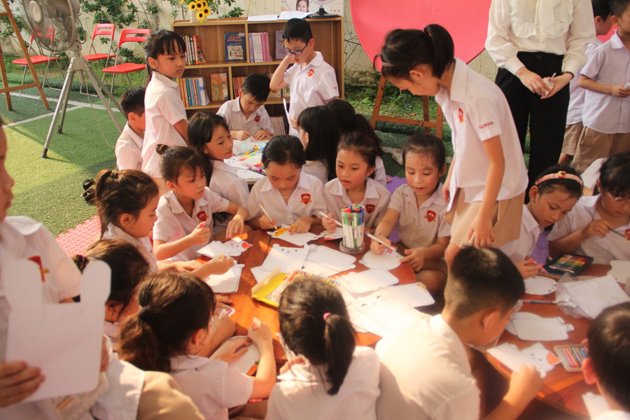 Với hàng trăm đầu sách với nhiều thể loại dành cho các em thiếu nhi, được trình bày một cách đẹp mắt, khoa học, ngày hội đã nhận được sự đón nhận háo hức của các em học sinh. Với hàng trăm đầu sách với nhiều thể loại dành cho các em thiếu nhi, được trình bày một cách đẹp mắt, khoa học, ngày hội đã nhận được sự đón nhận háo hức của các em học sinh.