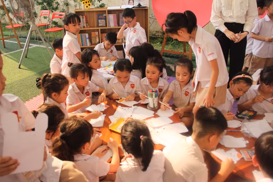 Với hàng trăm đầu sách với nhiều thể loại dành cho các em thiếu nhi, được trình bày một cách đẹp mắt, khoa học, ngày hội đã nhận được sự đón nhận háo hức của các em học sinh. Với hàng trăm đầu sách với nhiều thể loại dành cho các em thiếu nhi, được trình bày một cách đẹp mắt, khoa học, ngày hội đã nhận được sự đón nhận háo hức của các em học sinh.