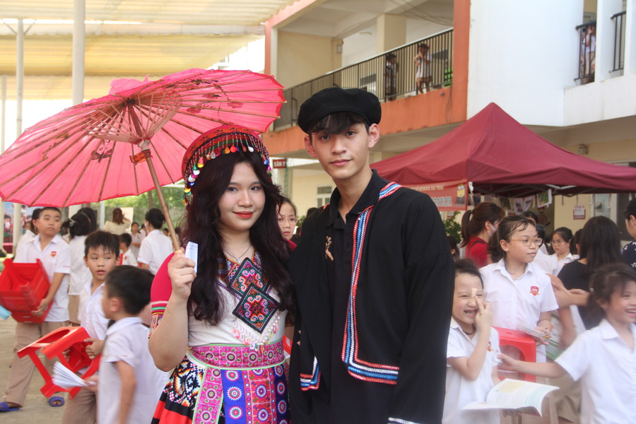 Tại ngày hội sách, nhà trường cũng sân khấu hoá các tác phẩm văn học để các em hóa trang tại ngày hội sách tạo sự hứng khởi và thu hút học sinh. (Trong ảnh: học sinh khối THPT hóa trang thành nhân vật trong tác phẩm Vợ chồng A Phủ). Tại ngày hội sách, nhà trường cũng sân khấu hoá các tác phẩm văn học để các em hóa trang tại ngày hội sách tạo sự hứng khởi và thu hút học sinh. (Trong ảnh: học sinh khối THPT hóa trang thành nhân vật trong tác phẩm Vợ chồng A Phủ).
