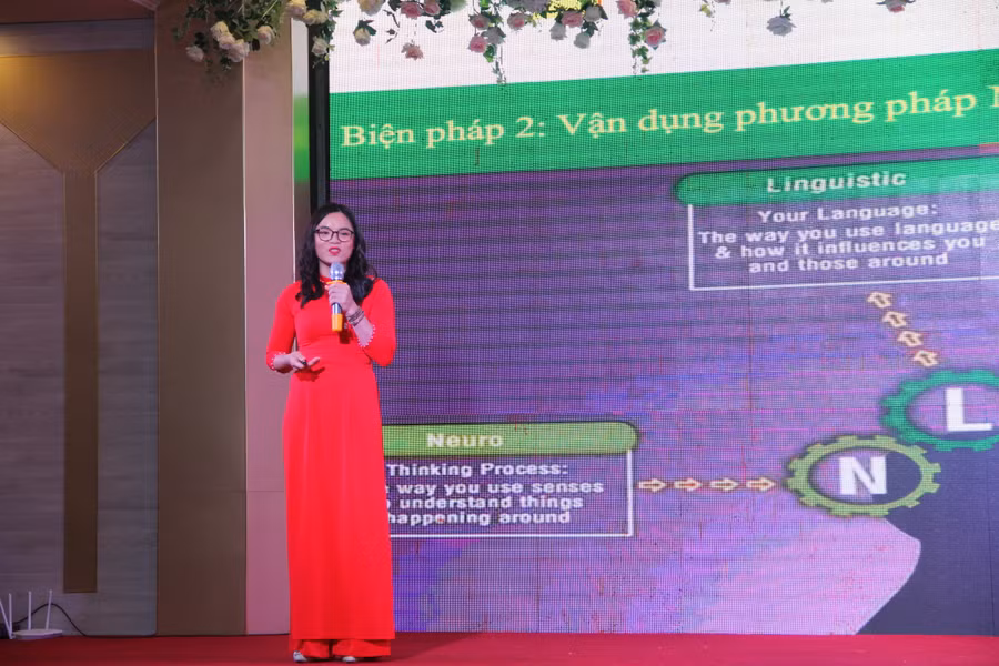 Cô giáo Trần Thị Phượng (GV Trường Tiểu học Thạch Hải, huyện Thạch Hà, Hà Tĩnh), trình bày phần thi biện pháp tại lễ tổng kết.