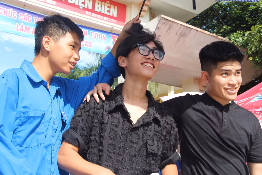 Cười tươi thế này hẳn bố mẹ và thầy cô yên tâm rồi nhỉ? Ảnh chụp ở điểm thi THPT huyện Điện Biên.