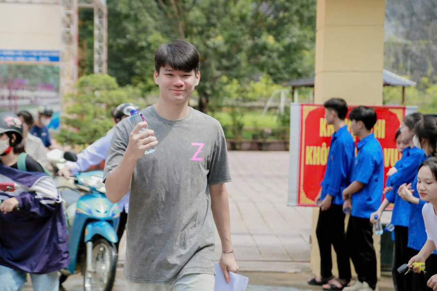 &apos;Tự tin có thừa&apos; là nhận định của nhiều người với thí sinh rời trường thi đầu tiên tại điểm thi THPT thị xã Mường Lay.