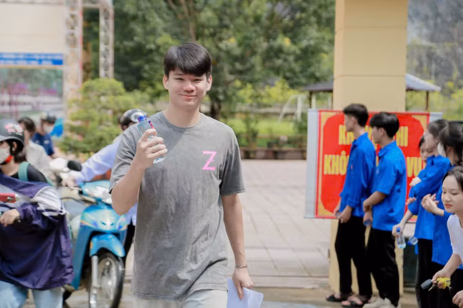 'Tự tin có thừa' là nhận định của nhiều người với thí sinh rời trường thi đầu tiên tại điểm thi THPT thị xã Mường Lay.