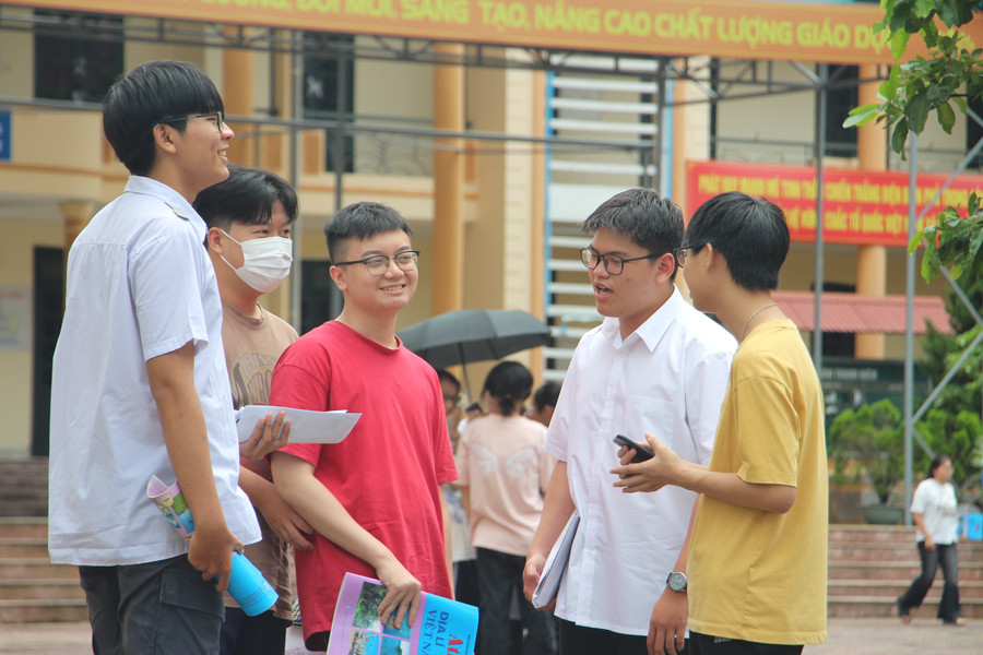 Thí sinh hào hứng trao đổi sau khi kết thúc môn thi.