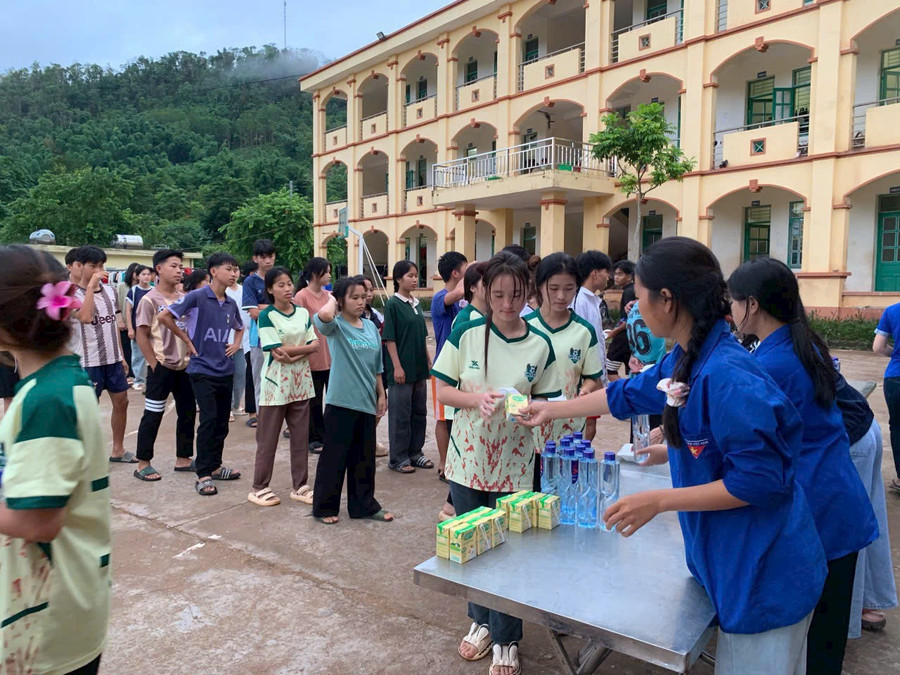 Thí sinh khu vực biên giới Nậm Pồ tiếp nhận xôi sáng vào ngày thi thứ hai. Thí sinh khu vực biên giới Nậm Pồ tiếp nhận xôi sáng vào ngày thi thứ hai.