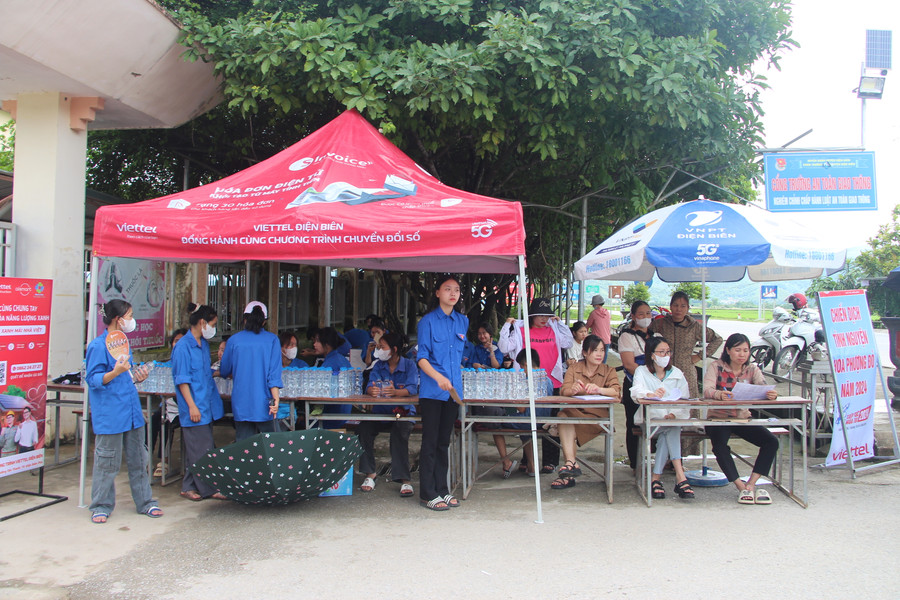 Đội tình nguyện và các giáo viên có mặt từ sớm để hỗ trợ các thí sinh vượt qua môn thi cuối cùng. Đội tình nguyện và các giáo viên có mặt từ sớm để hỗ trợ các thí sinh vượt qua môn thi cuối cùng.