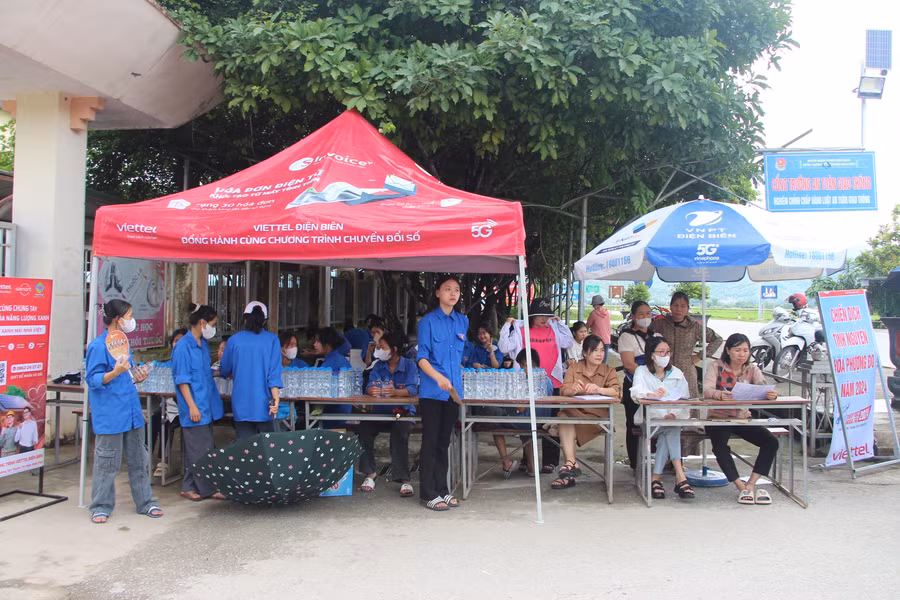 Đội tình nguyện và các giáo viên có mặt từ sớm để hỗ trợ các thí sinh vượt qua môn thi cuối cùng.