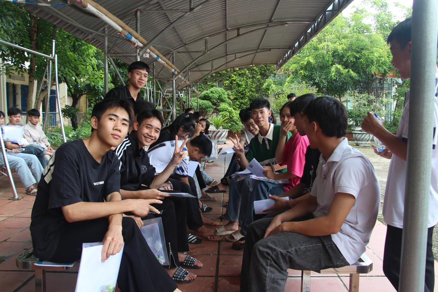 Các thí sinh tự tin, phấn khởi trước giờ bước vào phòng thi. Các thí sinh tự tin, phấn khởi trước giờ bước vào phòng thi.