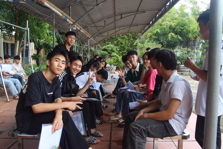 Các thí sinh tự tin, phấn khởi trước giờ bước vào phòng thi.