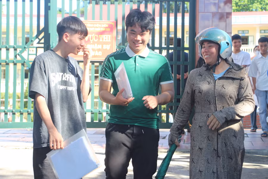 Cô trò Điện Biên cười rạng rỡ chia tay kỳ thi ảnh 7