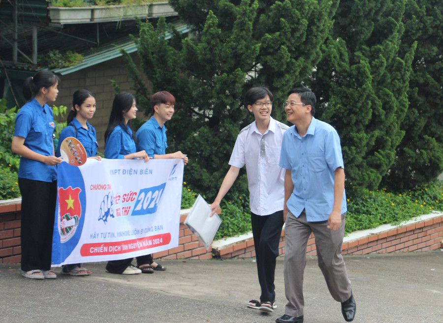 Phụ huynh thoải mái, học sinh tự tin bước vào điểm thi. Phụ huynh thoải mái, học sinh tự tin bước vào điểm thi.
