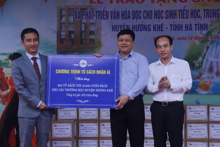 Chương trình Tủ sách Nhân ái trao 254 tủ sách với 10.000 cuốn sách cho học sinh miền núi Hương Khê