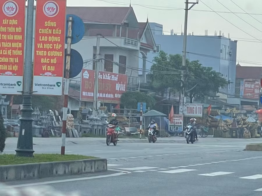 Sở dĩ nơi đây có tên gọi như vậy bởi khu vực này có hàng chục hộ kinh doanh bia mộ và các hạng mục liên quan đến nhà thờ, lăng mộ