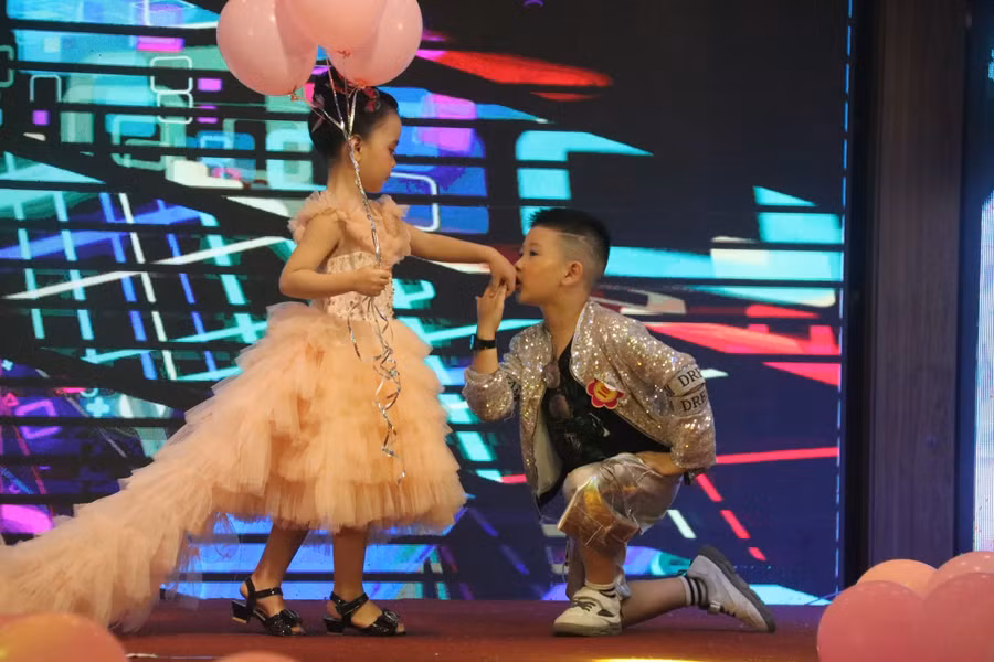 Bất ngờ màn trình diễn thời trang của các "siêu mẫu" nhí trường Mầm non ảnh 4