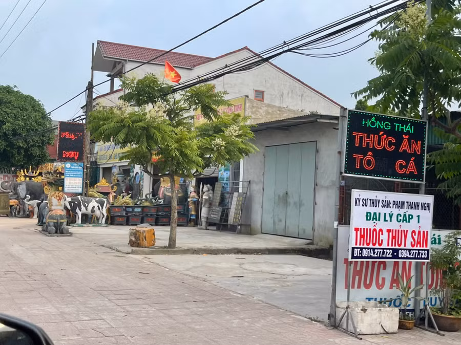 Khu vực này còn có nhiều hộ dân, nhà hàng...