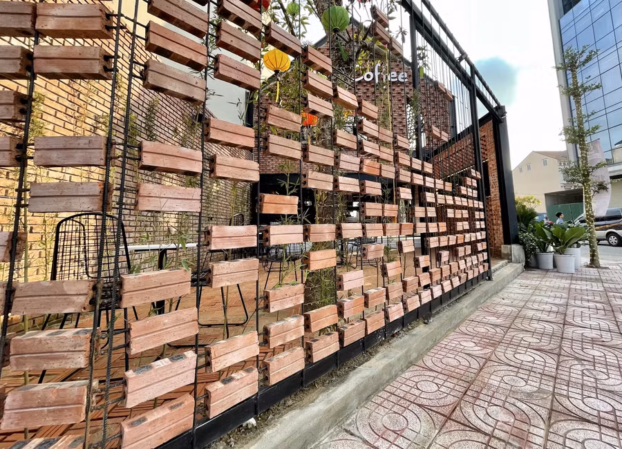 Những bức tường gạch thô mộc, được lắp ghép ngẫu nhiên đảm bảo kết cấu vững chắc nhưng vẫn đảm bảo tính thẩm mỹ