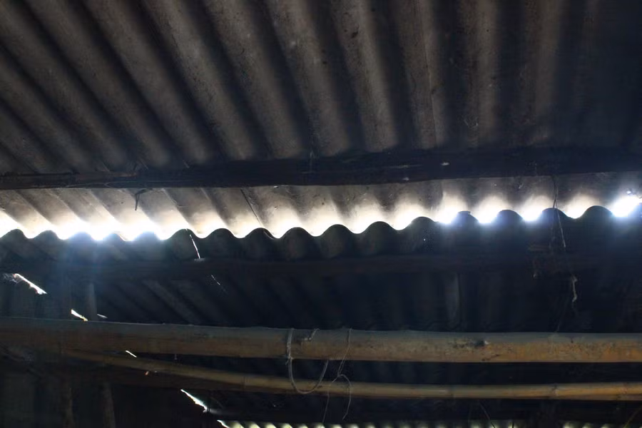 Mái nhà bị hư hỏng, mỗi trận mưa lại dột tứ bề