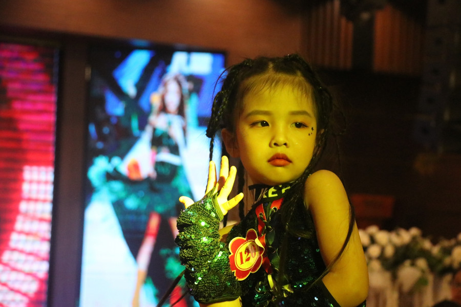 Bất ngờ màn trình diễn thời trang của các "siêu mẫu" nhí trường Mầm non ảnh 20