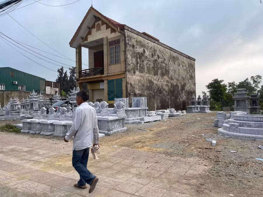 Do nhu cầu ngày càng tăng, nên chỉ từ vài ba hộ, hiện "khu phố" này đã có 14 hộ kinh doanh. Nhiều hộ trong số đó có từ 3-4 vị trí kinh doanh.