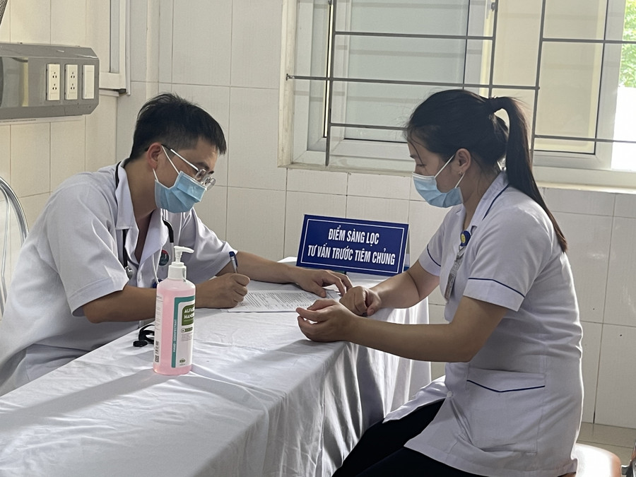 Hướng dẫn cách ghi phiếu tham gia tiêm vắc xin và phiếu sàng lọc trước khi tiêm. Hướng dẫn cách ghi phiếu tham gia tiêm vắc xin và phiếu sàng lọc trước khi tiêm.