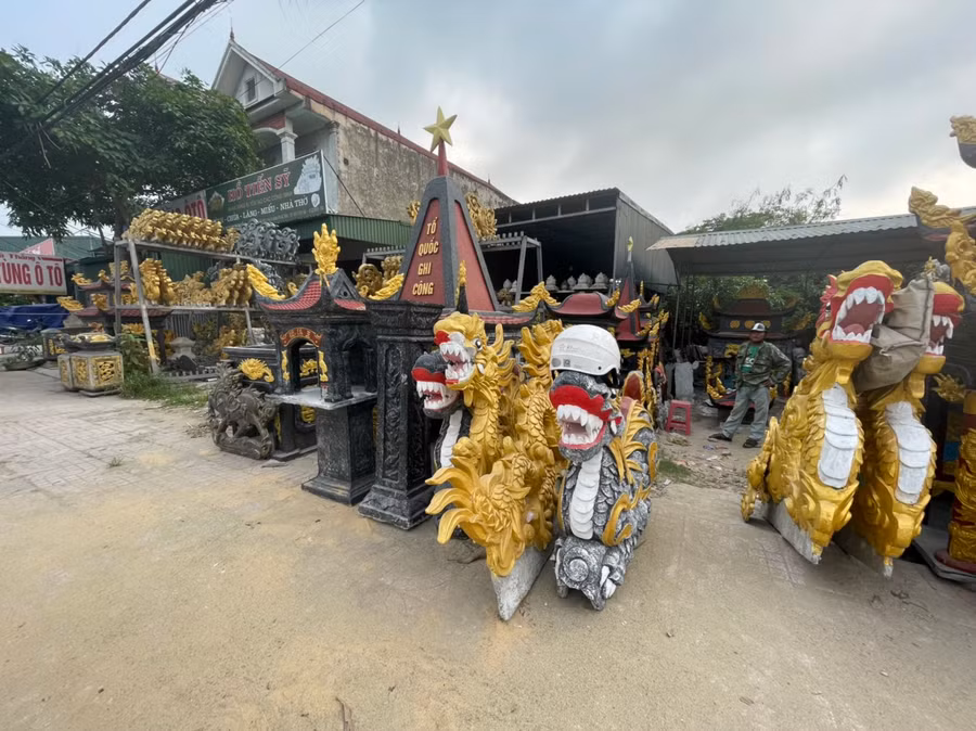 Các mặt hàng còn bày bán tràn ra vỉa hè, gây cản trở giao thông