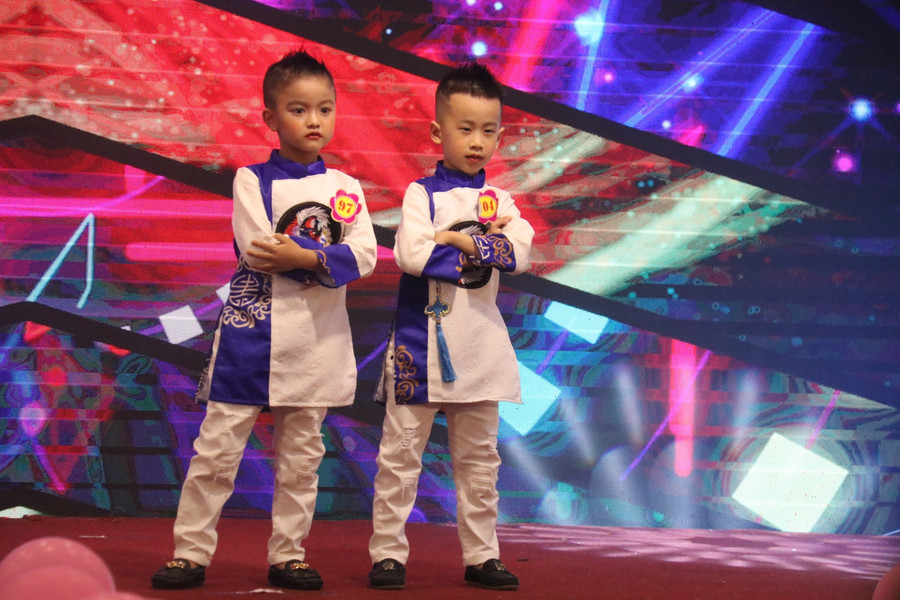 Áo dài trang phục được nhiều giáo viên, phụ huynh lựa chọn trong đêm chung kết.