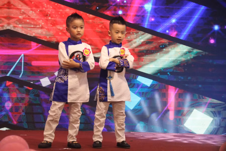 Áo dài trang phục được nhiều giáo viên, phụ huynh lựa chọn trong đêm chung kết.