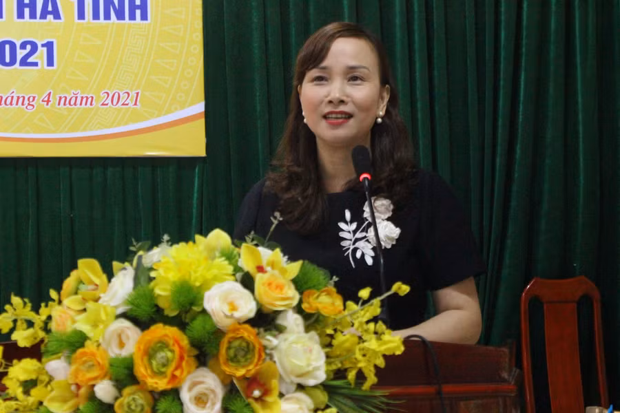 Bà Đặng Thị Quỳnh Diệp, quyền Giám đốc Sở GD&amp;ĐT Hà Tĩnh phát biểu tại lễ bế mạc.