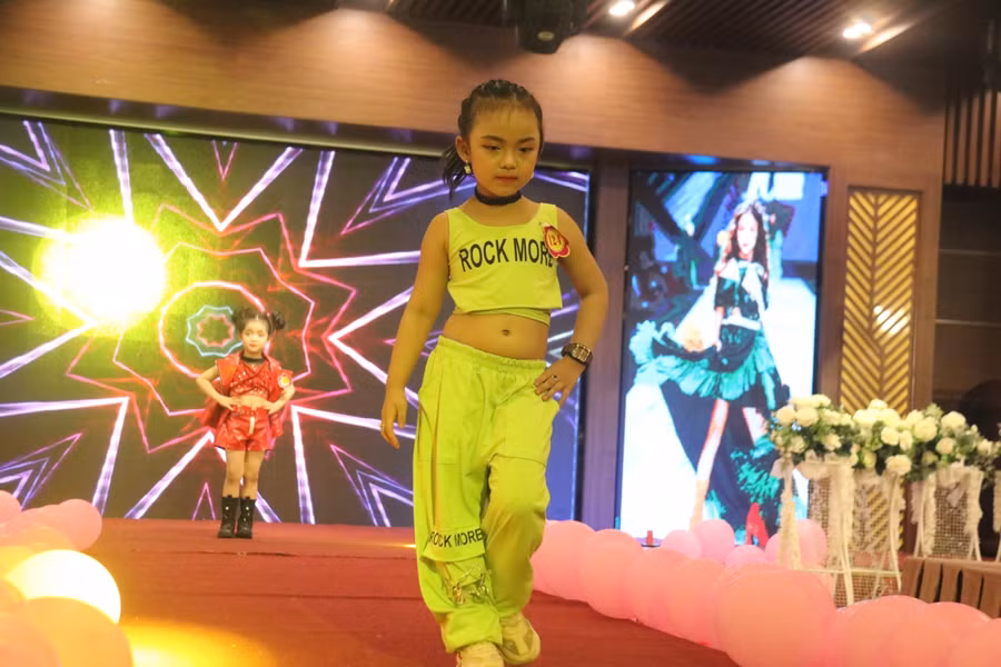 Bất ngờ màn trình diễn thời trang của các "siêu mẫu" nhí trường Mầm non ảnh 9