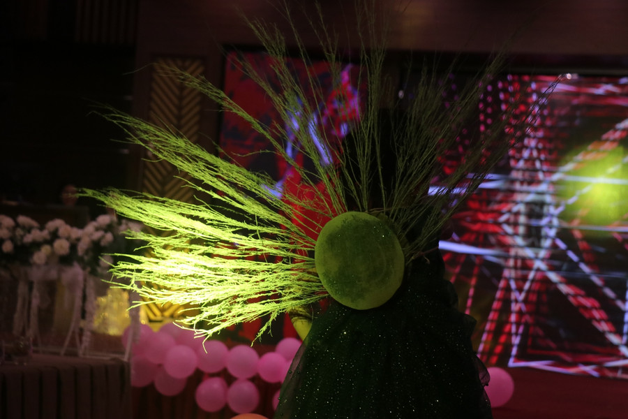 Một chiếc cánh được tạo từ những cành cây khô.