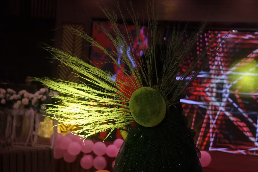 Một chiếc cánh được tạo từ những cành cây khô.