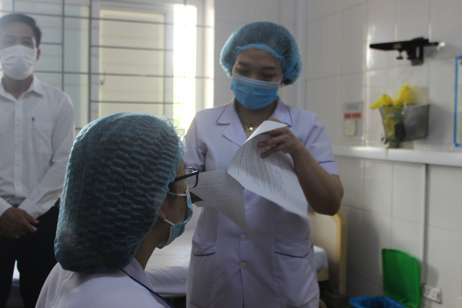 Cán bộ y tế kiểm tra phiếu đồng ý và phiếu sàng lọc. Trong trường hợp đủ điều kiện sẽ tiến hành tiêm chủng. Cán bộ y tế kiểm tra phiếu đồng ý và phiếu sàng lọc. Trong trường hợp đủ điều kiện sẽ tiến hành tiêm chủng.