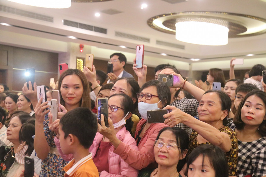 Tranh thủ giữ lại khoảnh khắc đáng yêu của con.