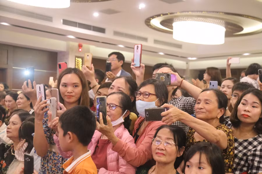 Tranh thủ giữ lại khoảnh khắc đáng yêu của con.