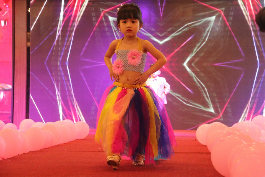 Nhiều giáo viên còn tỉ mỉ tự cắt may các trang phục cầu kỳ từ vật liệu vô cùng đơn giản.