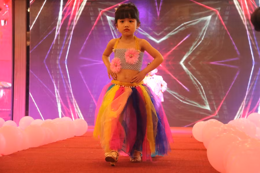 Nhiều giáo viên còn tỉ mỉ tự cắt may các trang phục cầu kỳ từ vật liệu vô cùng đơn giản.