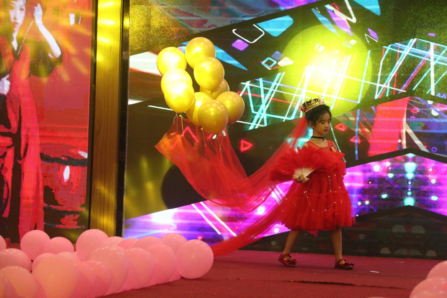 Một bộ váy độc đáo được dùng bóng bay làm phụ kiện tăng thêm phần lộng lẫy.